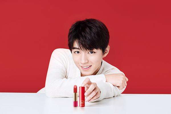 口红只涂上唇然后抿嘴,易烊千玺都会的口红涂法