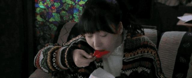 一个低胸性感女王，私底下想活得更严肃和朴素