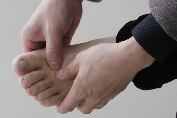 脚趾甲总往肉里长怎么办？其实用点棉花就可轻松解决，走路不再疼