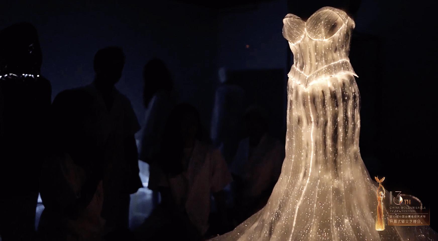 它叫金光羽衣!幕后团队揭秘:金鹰女神史上第一件会发光的战袍?