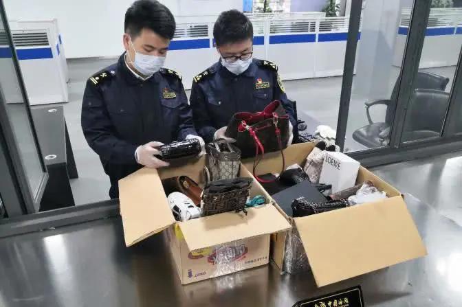 发疫情财的人一波接一波！不能高价卖口罩，就开始借口罩*私走**！