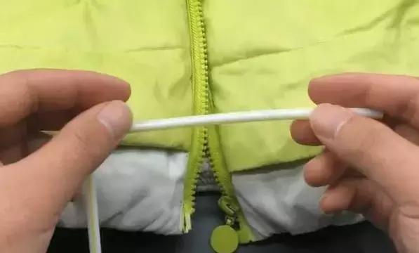 拉链脚坏了用吸管怎样修复,用塑料吸管修复衣服拉链