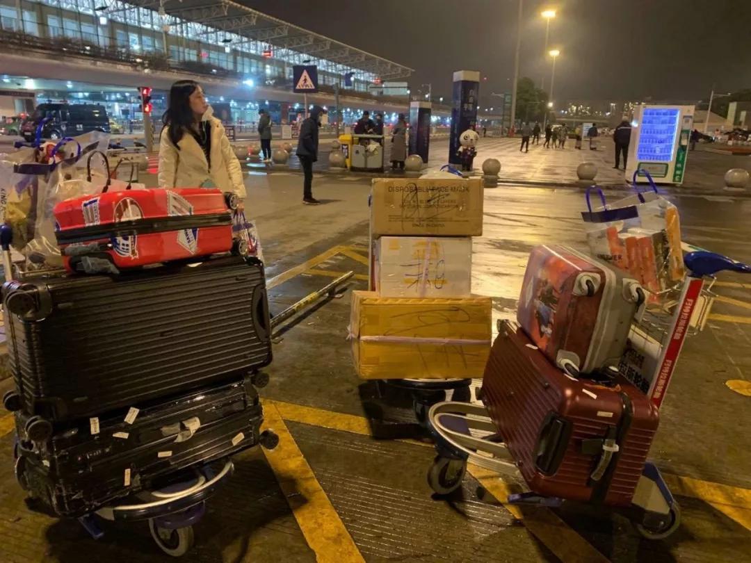 四川导游组成爱心联盟全球扫货,“人肉”带回上万抗疫物资捐赠