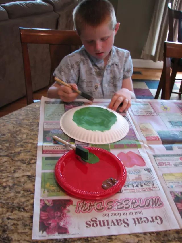 彩色一次性纸盘手工制作幼儿园,蛋糕盘子创意手工彩泥池塘