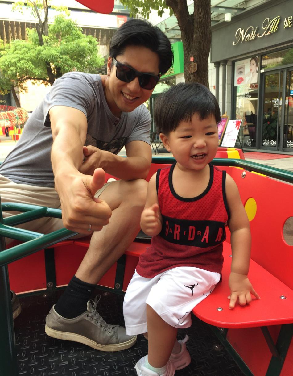 凌潇肃小女儿近照曝光，穿碎花小裙发型太像爹，才8个月发量惊人