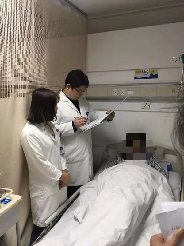 女孩6岁老喊肚子疼,11岁女孩喊肚子痛