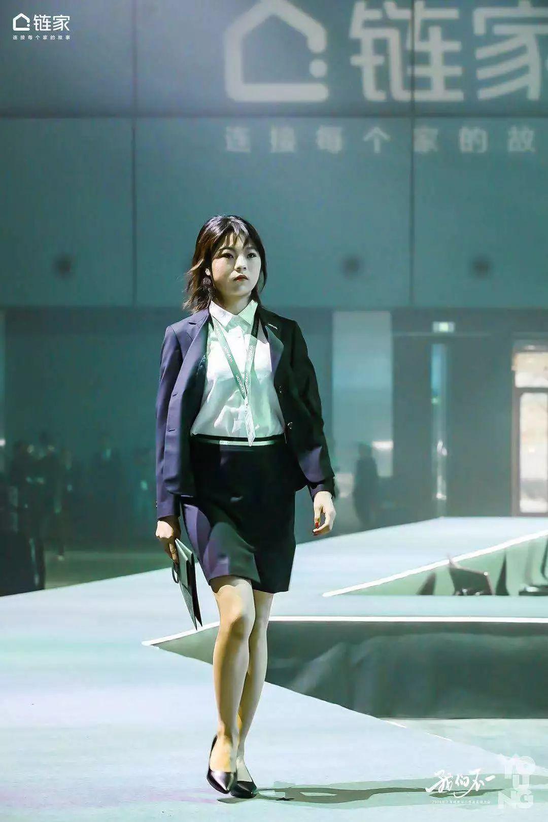 工作场合变身,链家经纪人职业装蝴蝶结