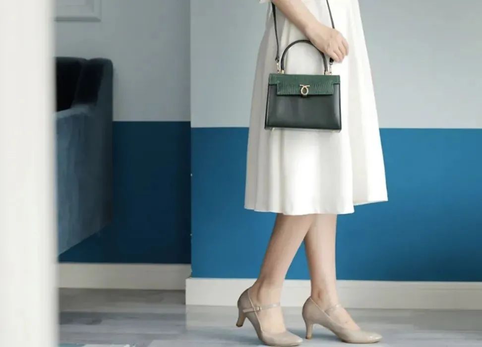 英国女王拿过的包包,英国伊丽莎白女王二世包包