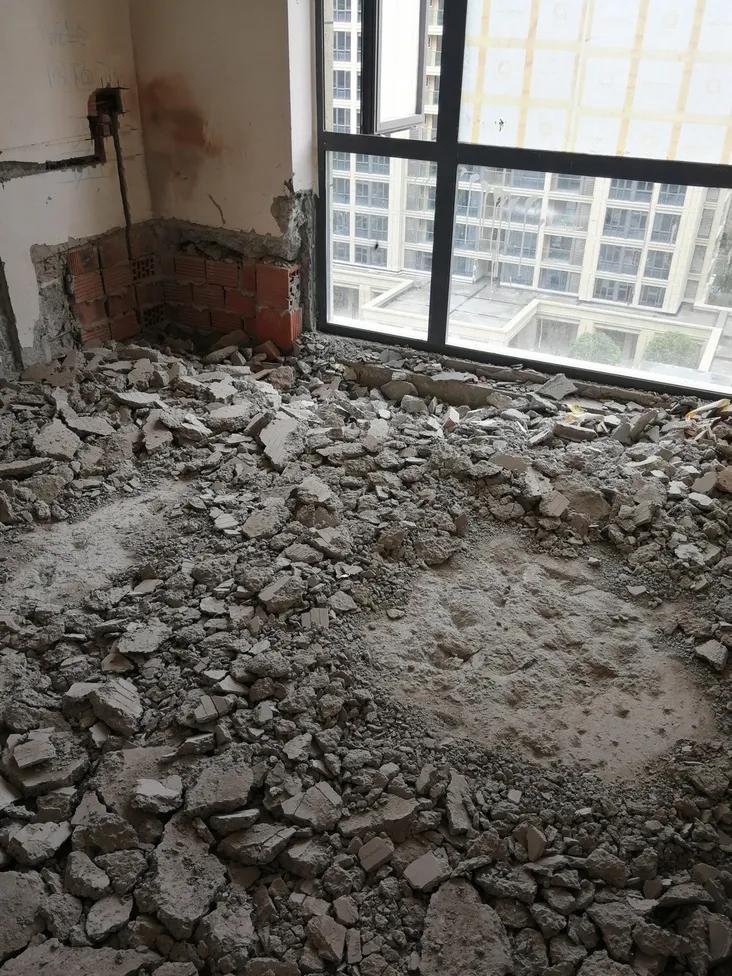 邻居装修打穿楼板业主索赔被拒,楼板打穿物业公司有责任吗