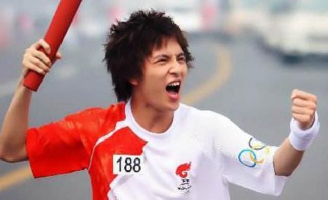 萧亚轩和男友约会,萧亚轩亲吻男友