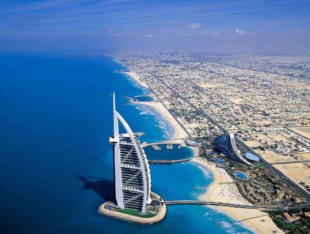 一个人走在异国他乡的路上,一个人行走在沙漠里面