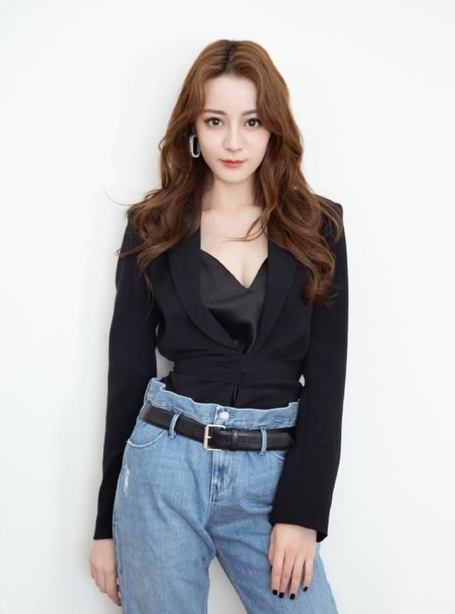 热巴对自己太狠了,把“钥匙曲别针”戴到耳朵上,隔着屏幕都疼