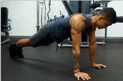 肩胛骨凸出什么动作改善,肩胛骨不良体态