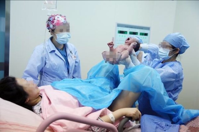 顺产一般几天开始拉粑粑,顺产时拉大便了医生会帮忙洗吗