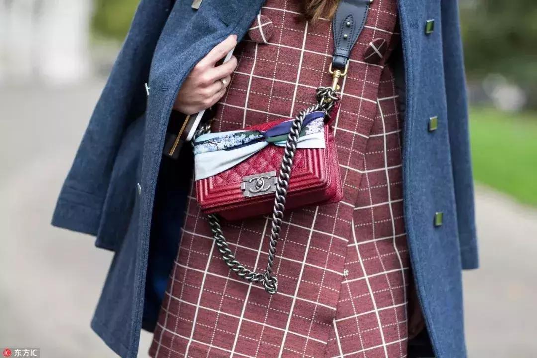 穿搭十秒学会丝巾的时髦系法,丝巾比较英伦法式的系法