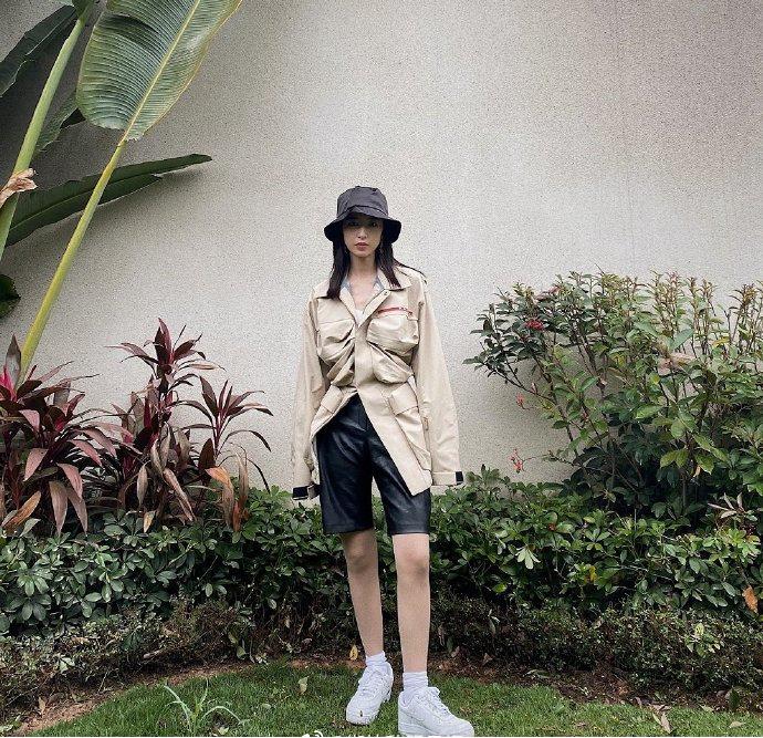 周雨彤穿露脐装秀小蛮腰,蝴蝶结露脐装周雨彤