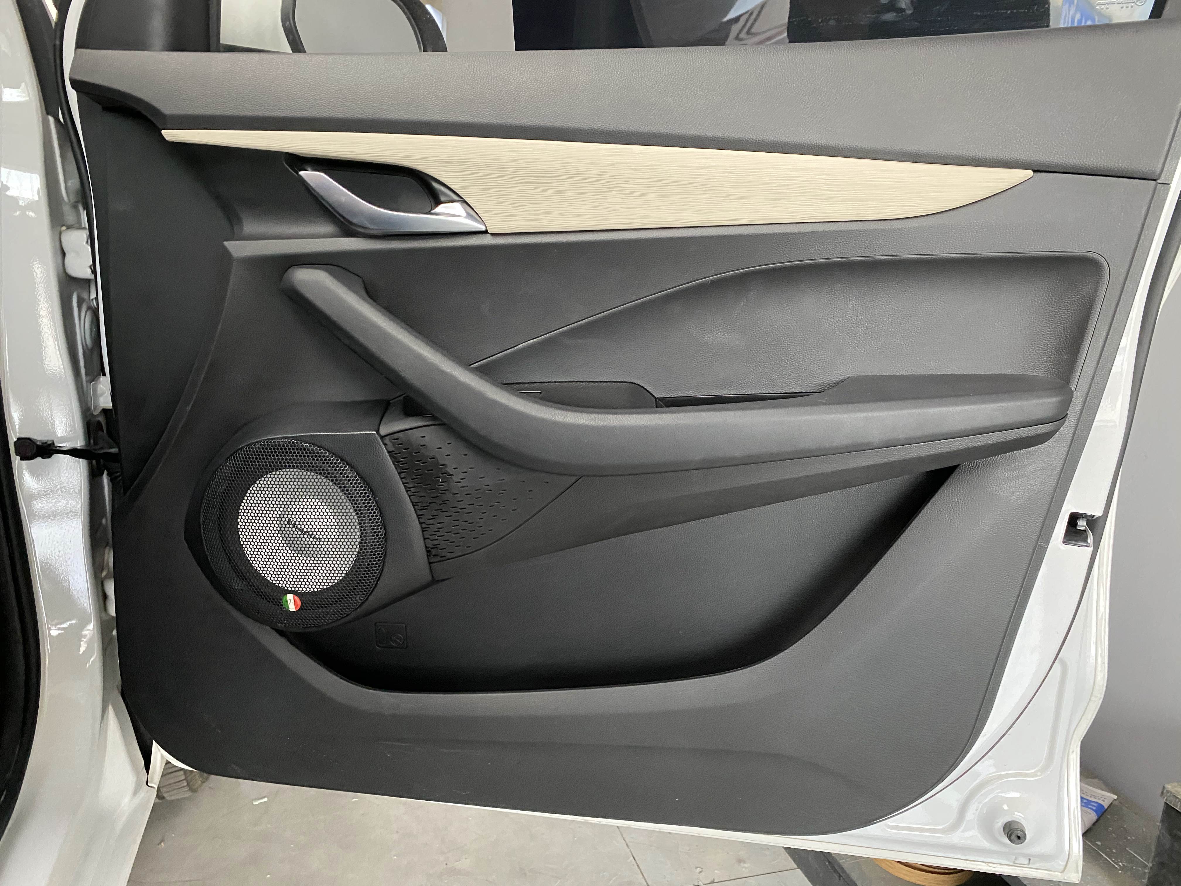 倒模工艺很nice宝骏360汽车音响改装美乐福X5+中低音倒模工艺