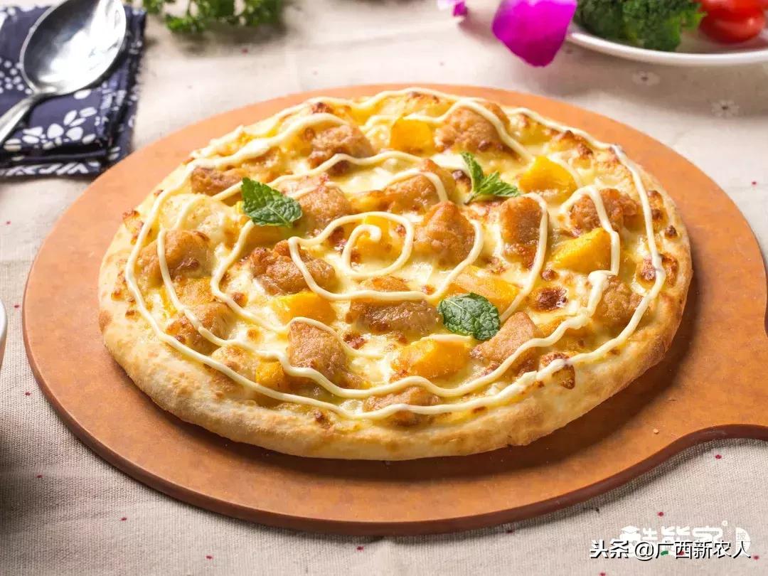 酷熊家,光头强请熊大熊二吃披萨