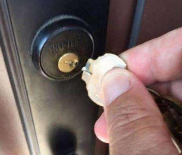 钥匙断在门里用镊子可以吗,钥匙断在锁里怎么取出来实用