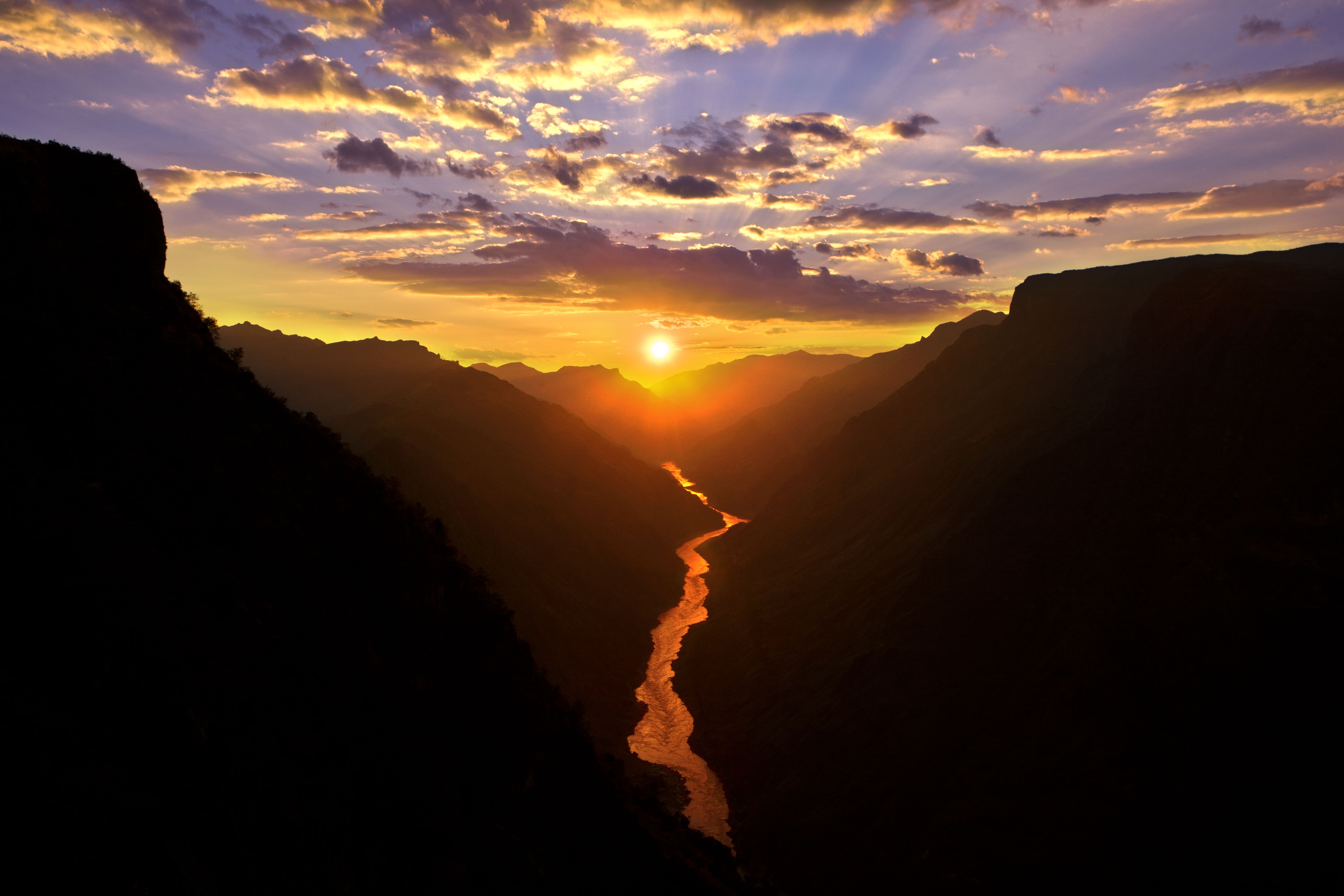 宏伟壮观的金沙江白鹤滩水电站,深山峡谷里的水电站