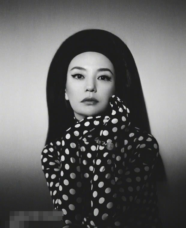 赵薇换发型！复古蜂窝头配六套造型一套比一套惊艳，新鲜不失韵味