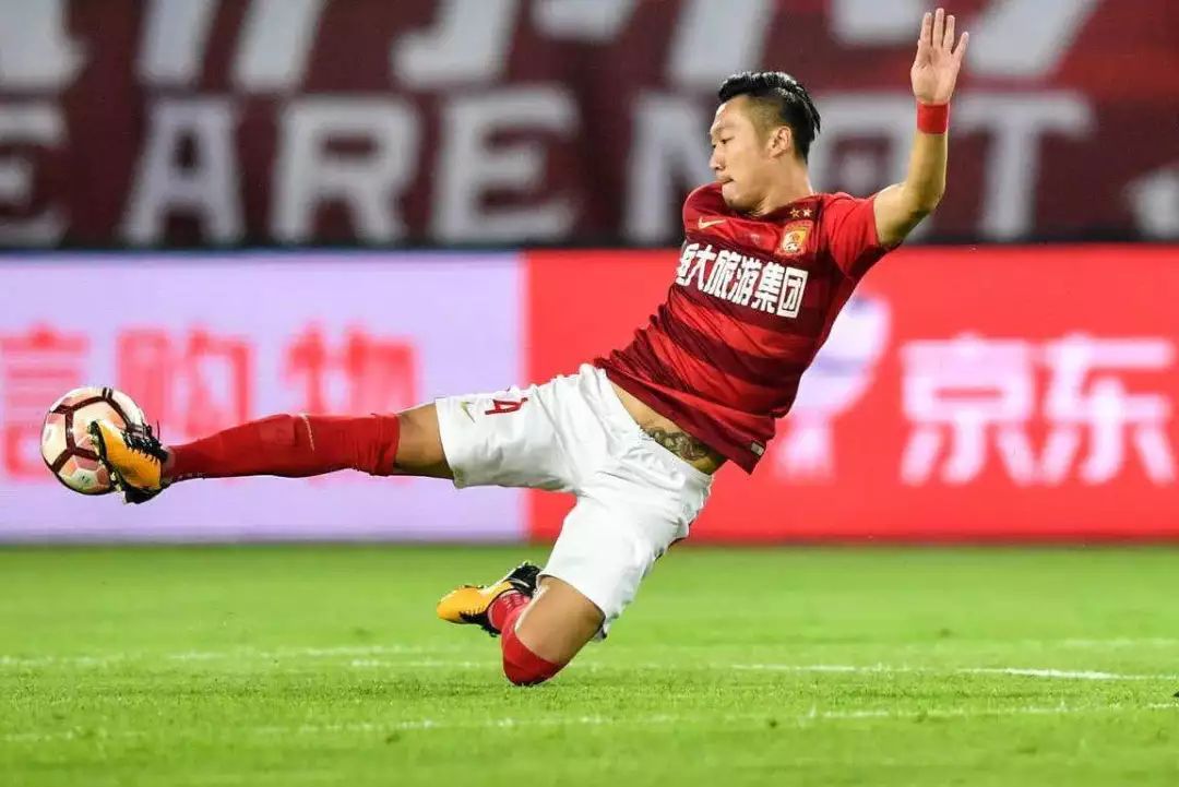 郑智功成身退缺席中国杯，谁又能接替“队魂”成为国足中场大梁？