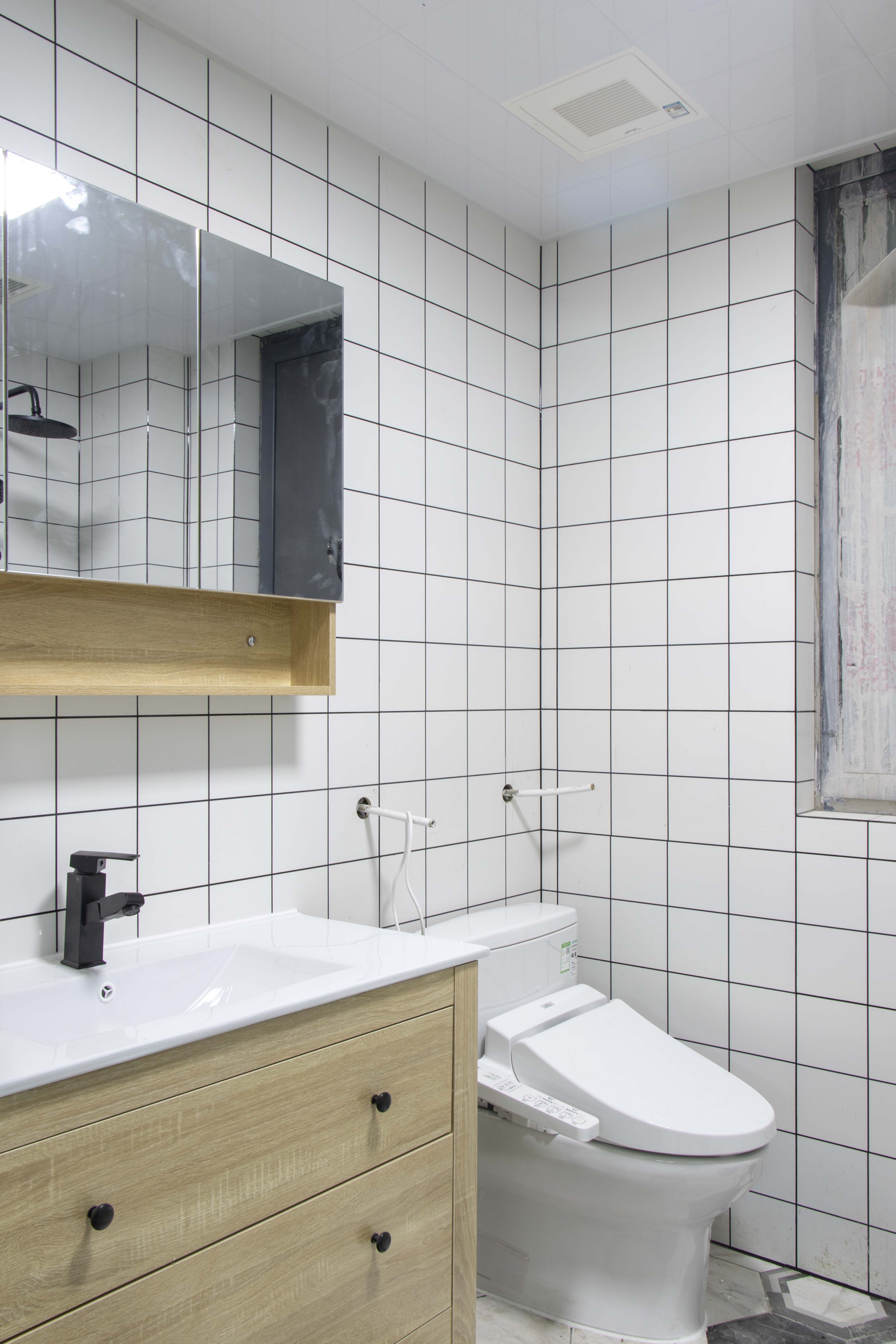 马桶坑内水位变低出水速度也很慢,马桶冲劲小下水慢水位低