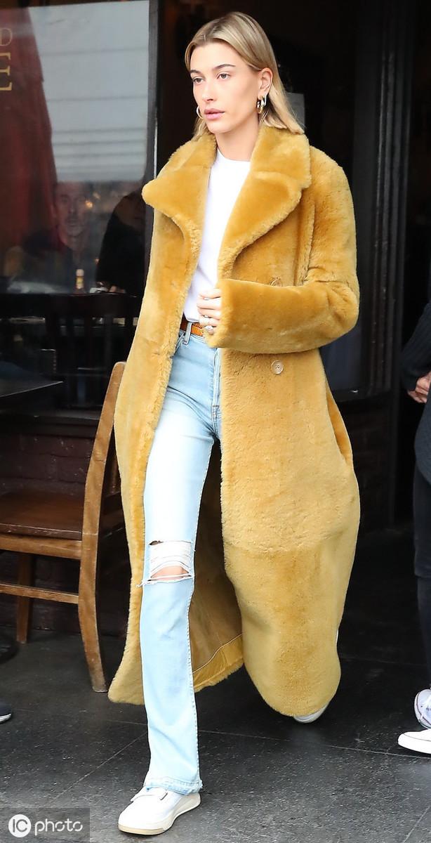 女人穿皮草的时候,女人穿皮草派克服好看吗