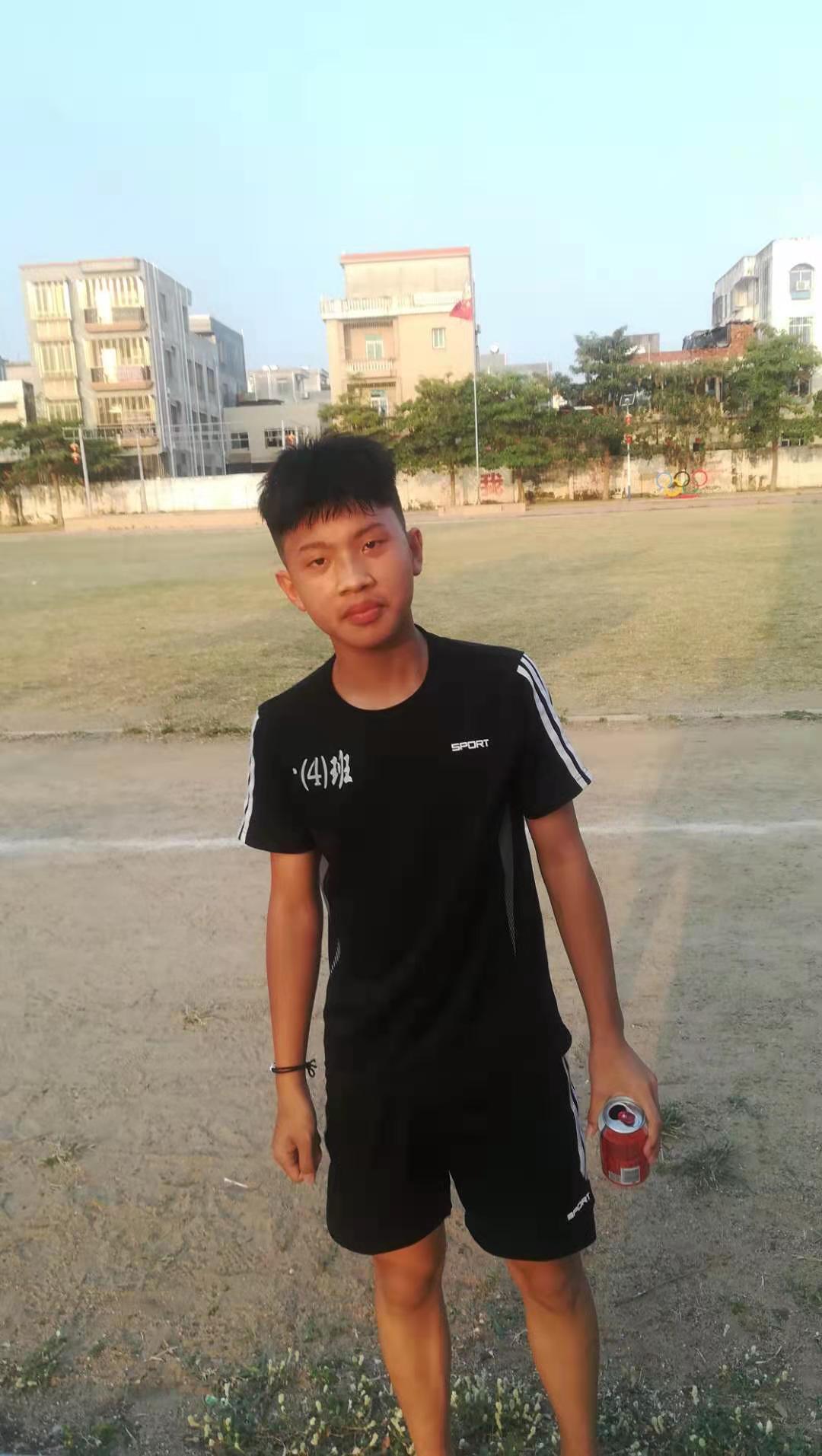 雷州企水足球赛七（6）班吴佳鹏两“进宫”3:2胜七（4）班