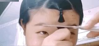 女性自己在家剪头发视频,中年妇女自己在家剪头发