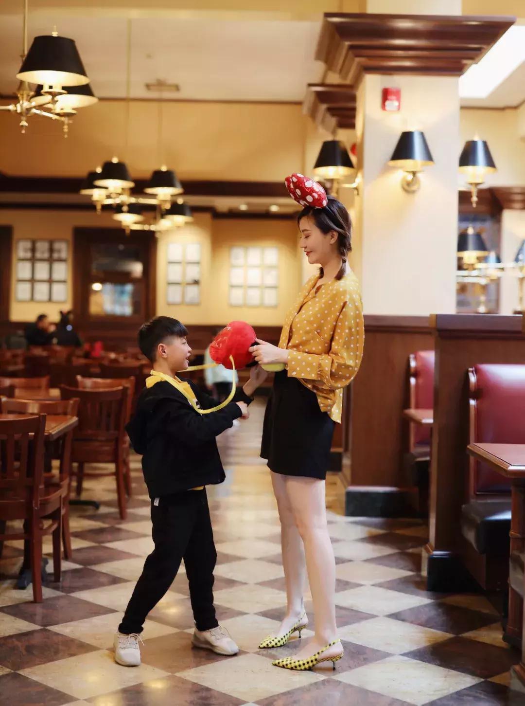 我们在上海迪士尼里玩耍了一天，发现穿的美才能玩的好！