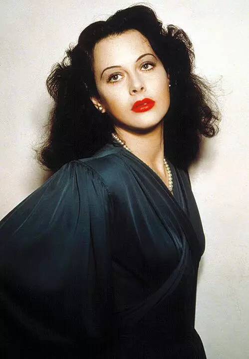 她是电影界全裸第一人，玩转好莱坞投身科学界，被称为手机之母