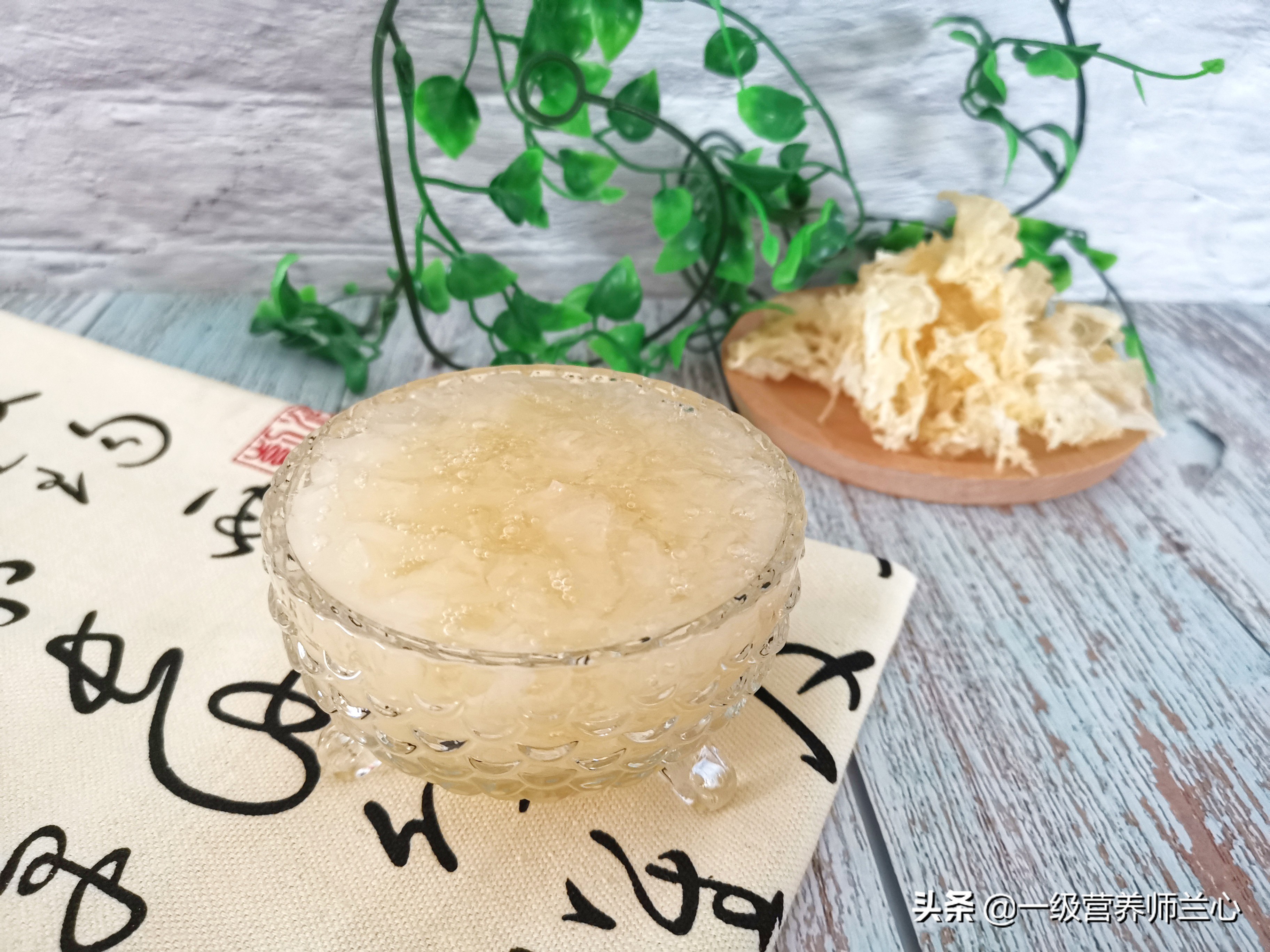 秋天吃银耳羹的好处,秋天吃银耳百合羹的好处