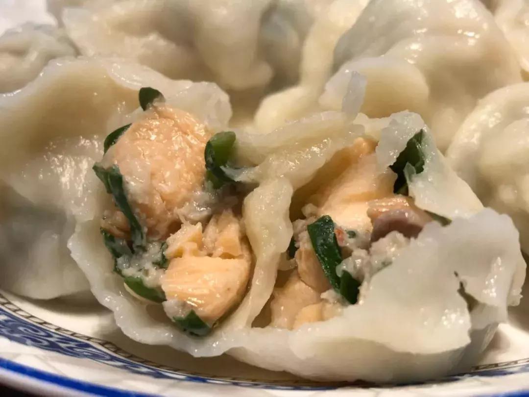 宝宝三文鱼西兰花饺子,三文鱼虾仁儿童家常做法