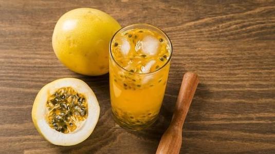 柠檬百香果冷水泡还是热水泡,柠檬百香果青桔蜂蜜果汁做法
