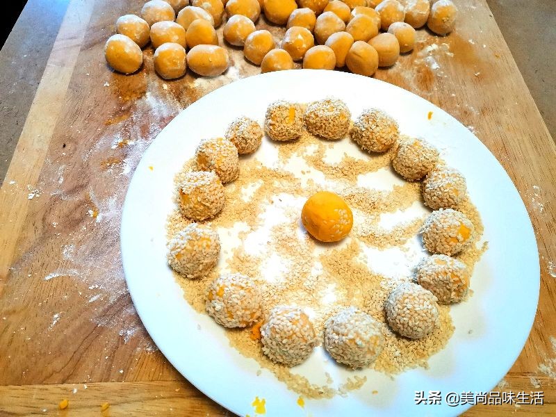 做芝麻丸子的过程中蜂蜜要加热吗,干炸丸子放熟芝麻还是生芝麻