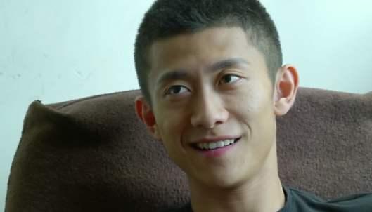 张一山与一女子手牵手回酒店,张一山在节目中遇到的女人