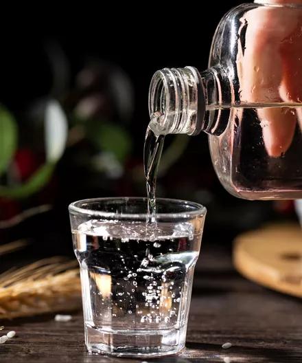 红酒比白酒醉得凶一点,红酒比白酒好喝