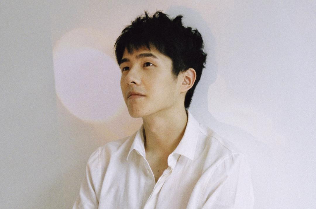 男生敷面膜似兵马俑,男生敷面膜室友乐翻称像兵马俑