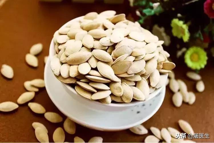 女人每天吃一把南瓜子有什么好处,早上一把南瓜子有奇效