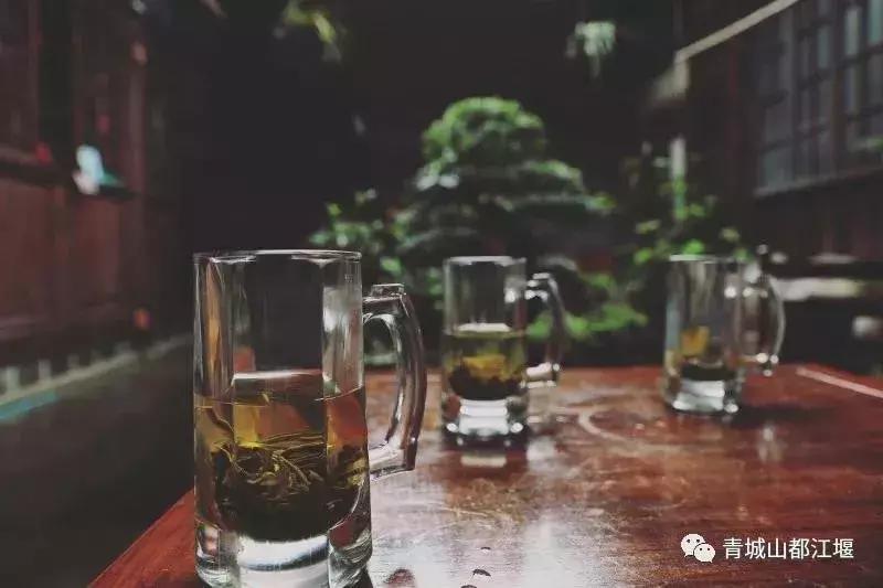 拒绝“人从众”！这个国庆必须到都江堰耍个“懒”，老街茶房、泥塑木作、古园书屋，快来享受你的小闲趣~