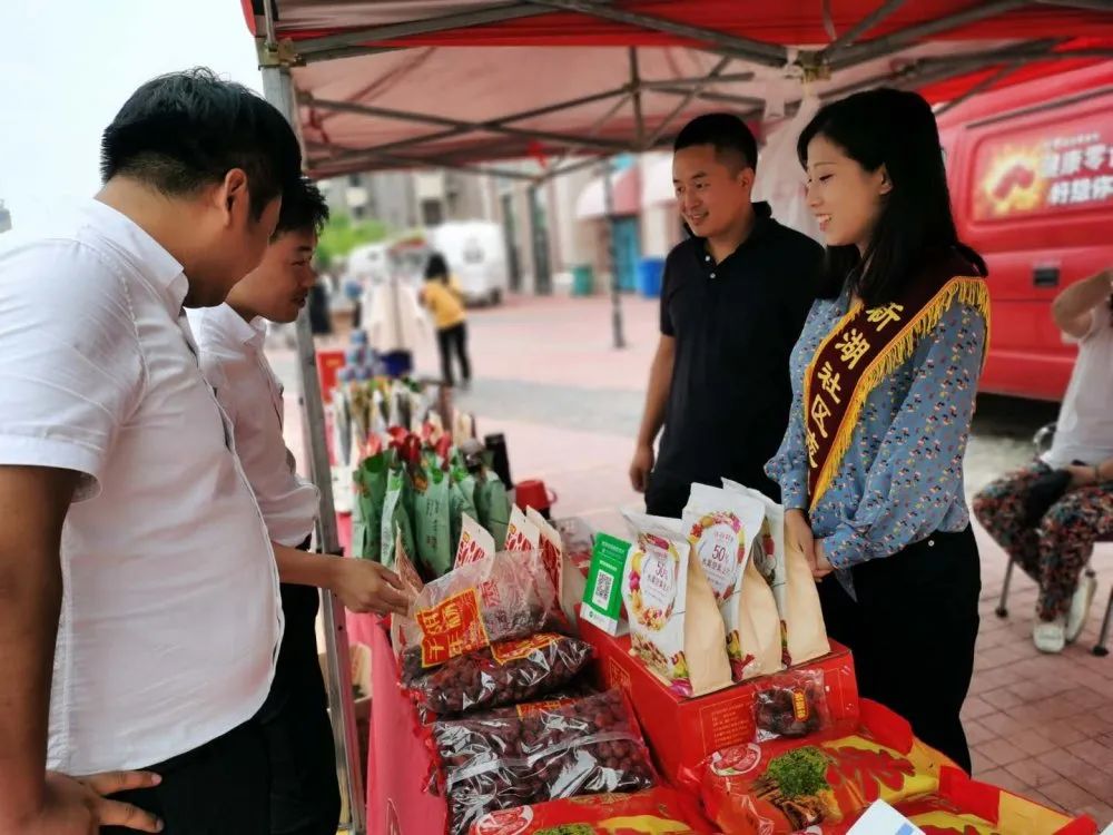 新湖社区携五矿地产营口公司营销部、五矿物业营口公司开展“五矿‘铂海之夜’露天电影节