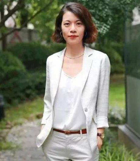 从万人追捧，到万人“炮轰”的陈果，为何会迅速跌下神坛？