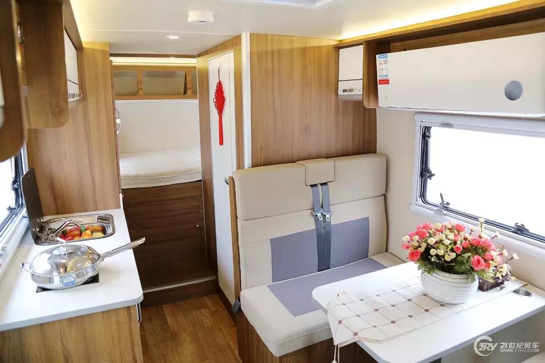 经济实用型7座4驱房车价位,b型房车u型会客区