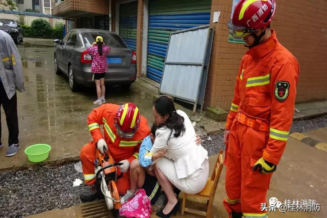 警惕|小女孩一不留神腿被卡，桂林消防巧手解围！