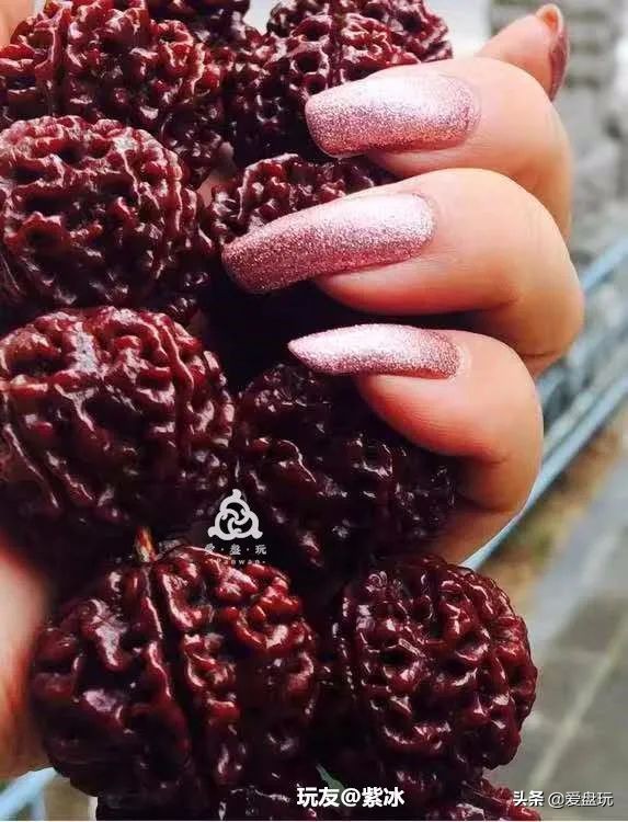 玩了五六百条手串,每天麒麟臂上班,这女子玩串牛气