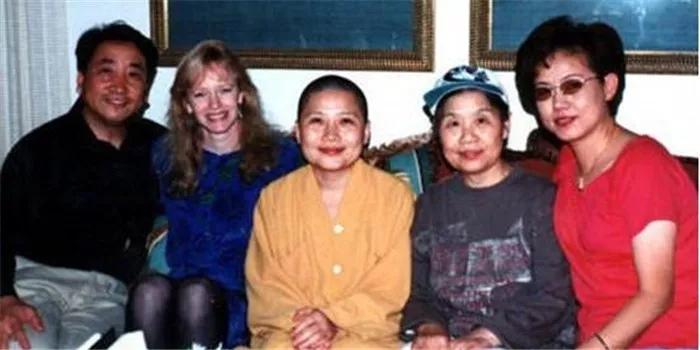 她曾是华语歌坛一姐,唱《青藏高原》爆红,却在34岁削发为尼