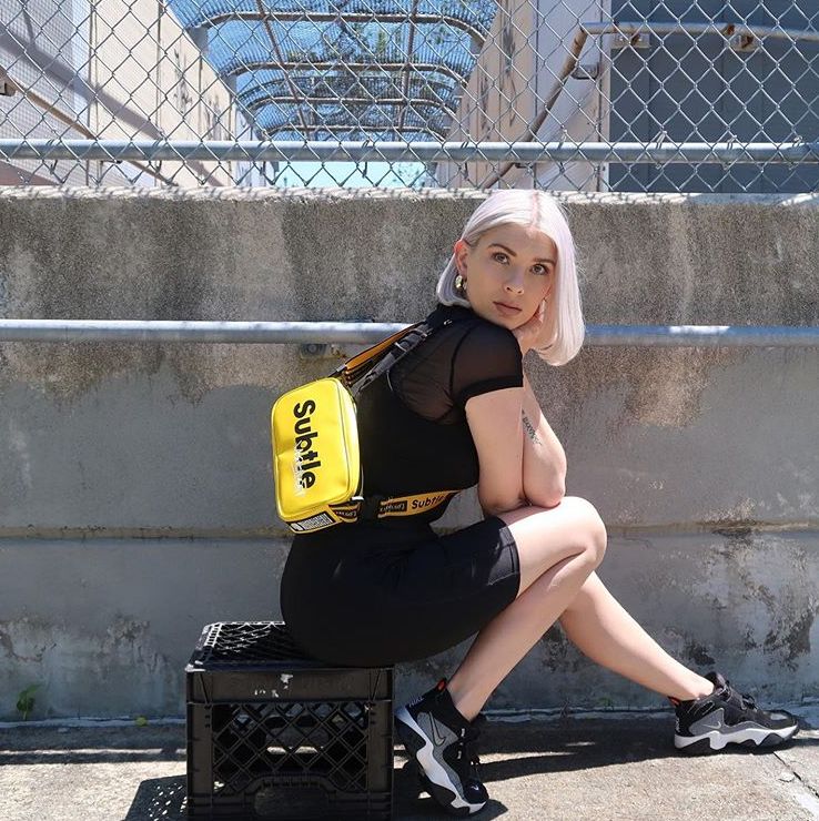 比较有特色的服饰配饰,搭配时尚衣服的双肩包