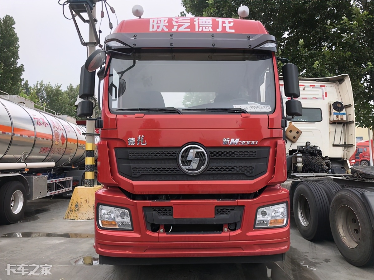 陕汽德龙新款m3000天然气车,德龙m3000牵引车拉大件