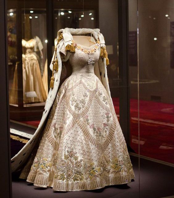 伊丽莎白女王苹果花礼服,英国女王伊丽莎白连衣裙